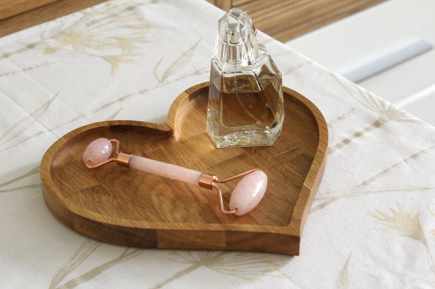 Heart-Shaped Oak Wood Tray: Minimalist Decorative Catchall