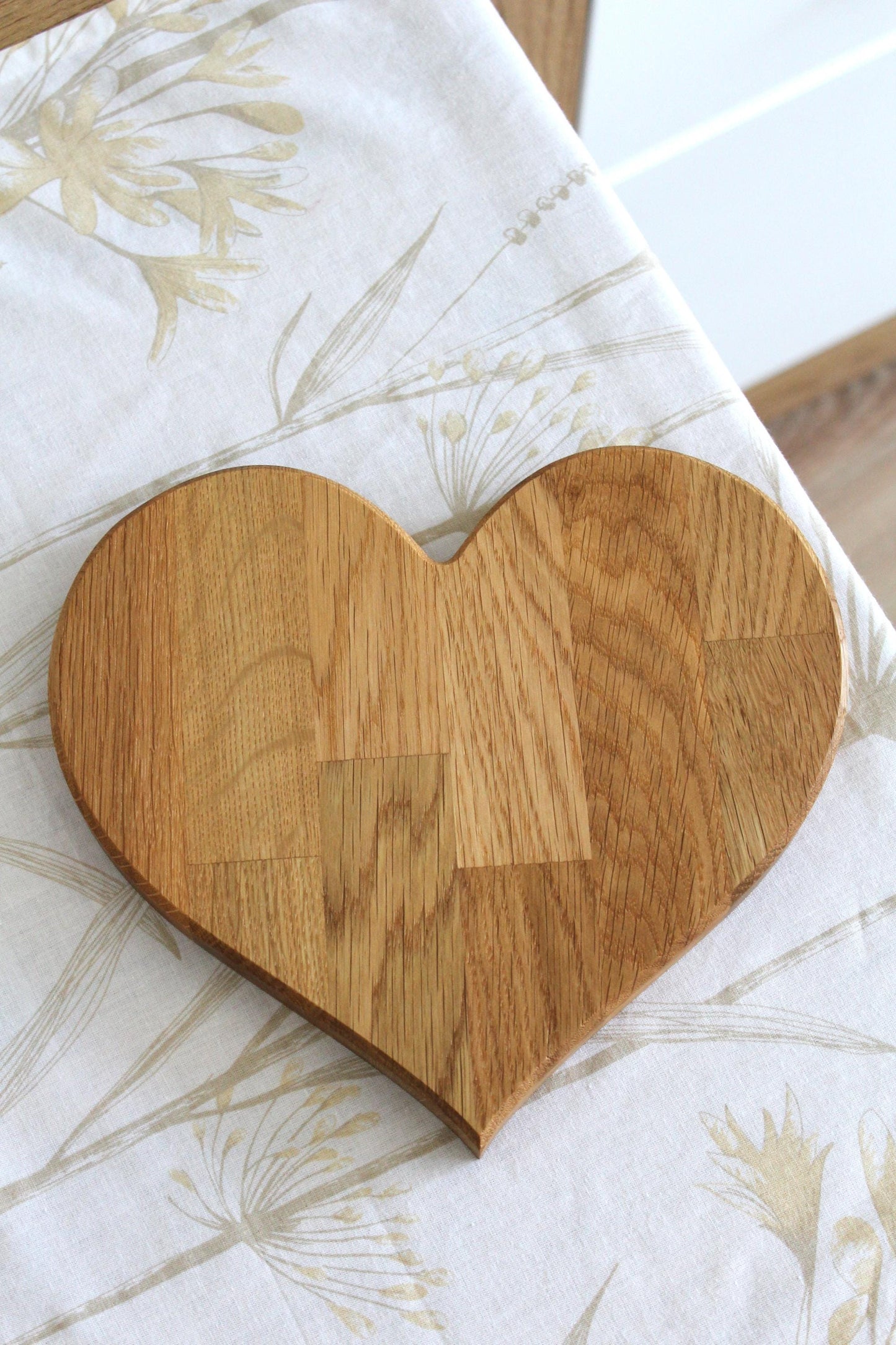 Heart-Shaped Oak Wood Tray: Minimalist Decorative Catchall