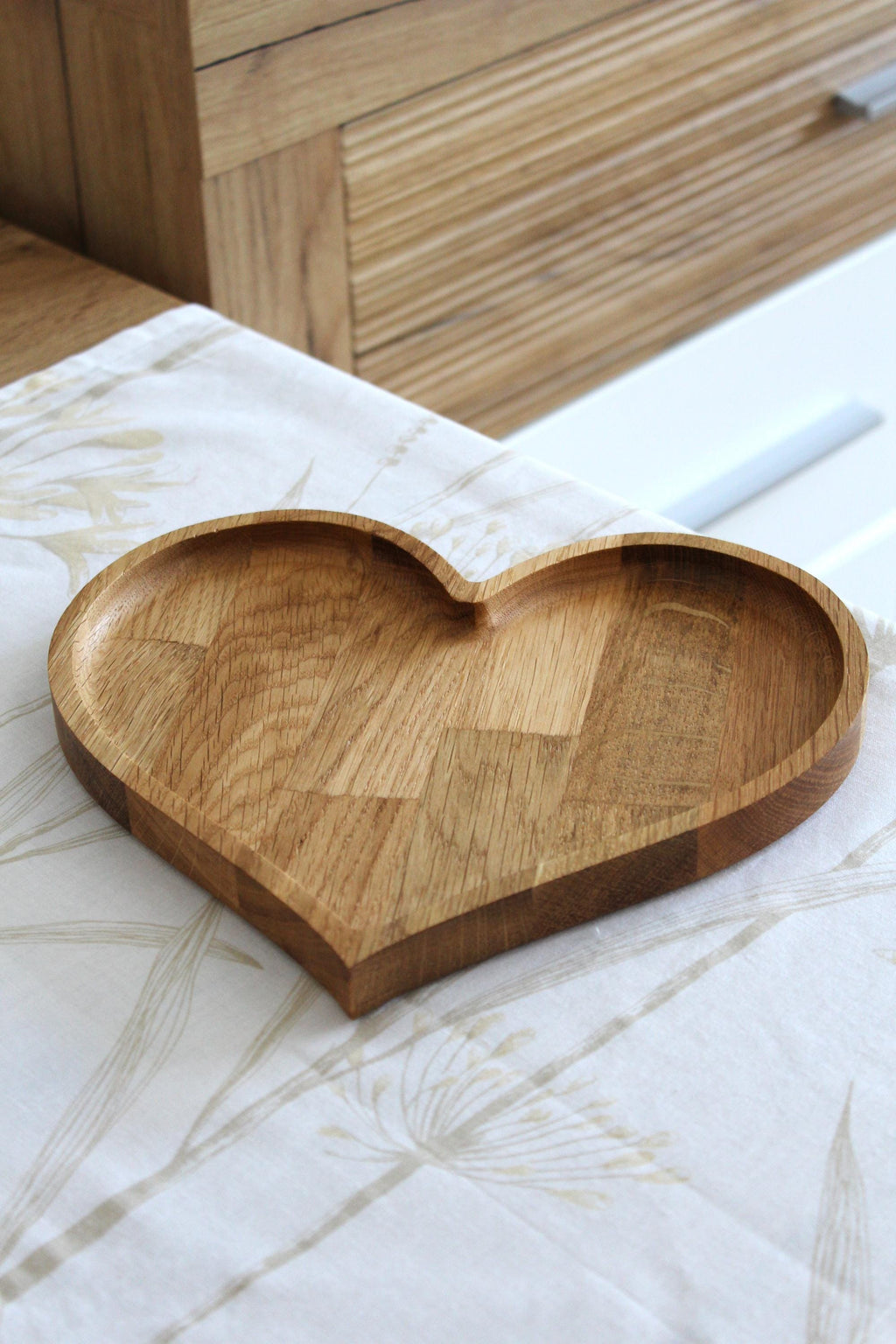Heart-Shaped Oak Wood Tray: Minimalist Decorative Catchall